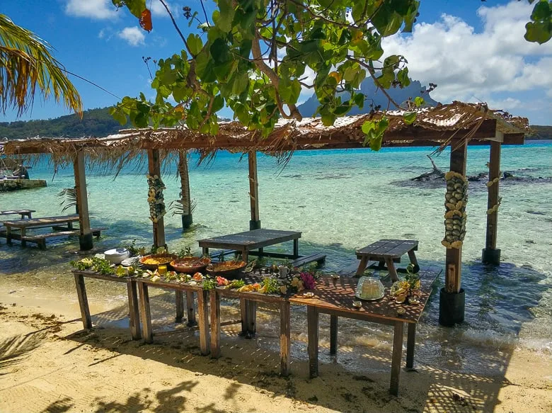 Обед в туре по лагуне был просто восхитительным; это даже включало ледяное пиво. 1 Обед в туре по лагуне был просто восхитительным; это даже включало ледяное пиво.