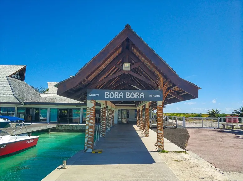 Добро пожаловать на знак Бора-Бора в аэропорту 1 Добро пожаловать на знак Бора-Бора в аэропорту