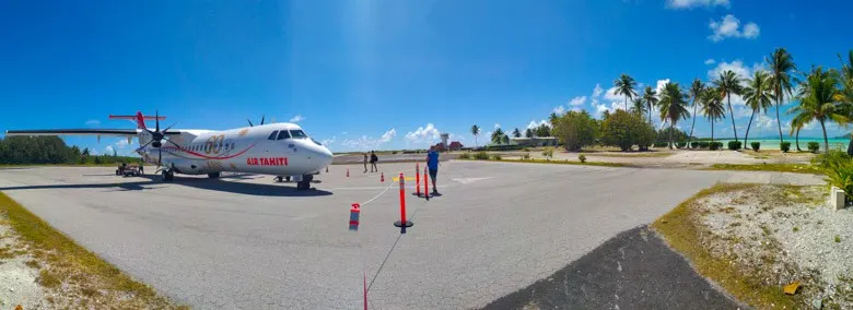 Сойдя с самолета в аэропорту, кристально чистая вода находится всего в нескольких шагах. 1 Сойдя с самолета в аэропорту Бора-Бора