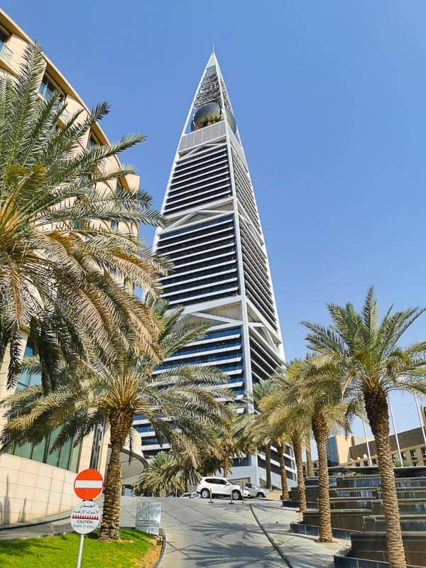 Центр Аль-Фейсалия в Эр-Рияде, где находится самый высокий стеклянный шар в мире Центр Аль-Фейсалия в Эр-Рияд, где находится самый высокий стеклянный шар в мире