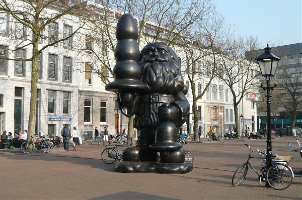 Статуя Санта-Клауса, автор Пол Маккарти. 111 Статуя Санта-Клауса, автор Пол Маккарти.