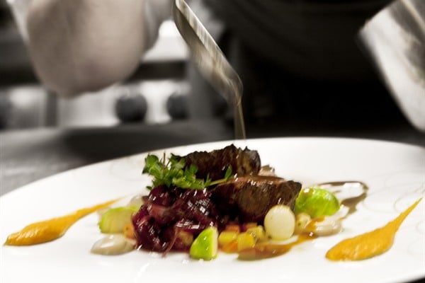 Повара ресторана Lava готовят современные блюда с исландскими… Рейкьянес 1 Повара ресторана Lava готовят современные блюда с исландскими… Рейкьянес