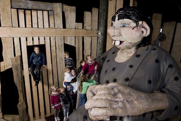 Великанша живет в пещере в Рейкьянесбер. 1 Великанша живет в пещере в Рейкьянесбер.