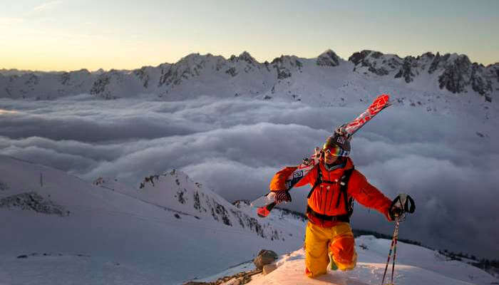 Лыжник готов к катанию на лыжах в Альпах Горнолыжные курорты Франции 11 Лыжник готов к катанию на лыжах в Альпах Горнолыжные курорты Франции
