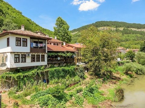 Асен в Велико Тырново, Болгария дома на берегу реки с огородами впереди, квартал Асен в Велико Тырново, Болгария