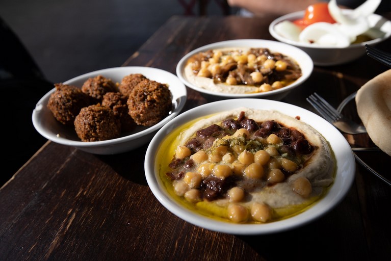 Обед в баре Ben Sira Hummus был одним из наших любимых занятий в Иерусалиме 1 Обед в баре Ben Sira Hummus был одним из наших любимых занятий в Иерусалиме