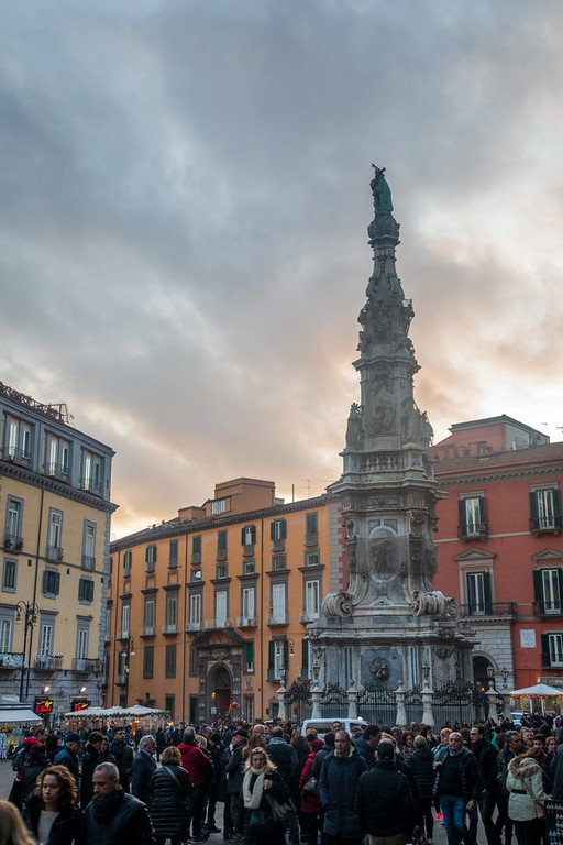 Piazza del Gesu Nuovo в Неаполе, Италия 1 Piazza del Gesu Nuovo в Неаполе, Италия