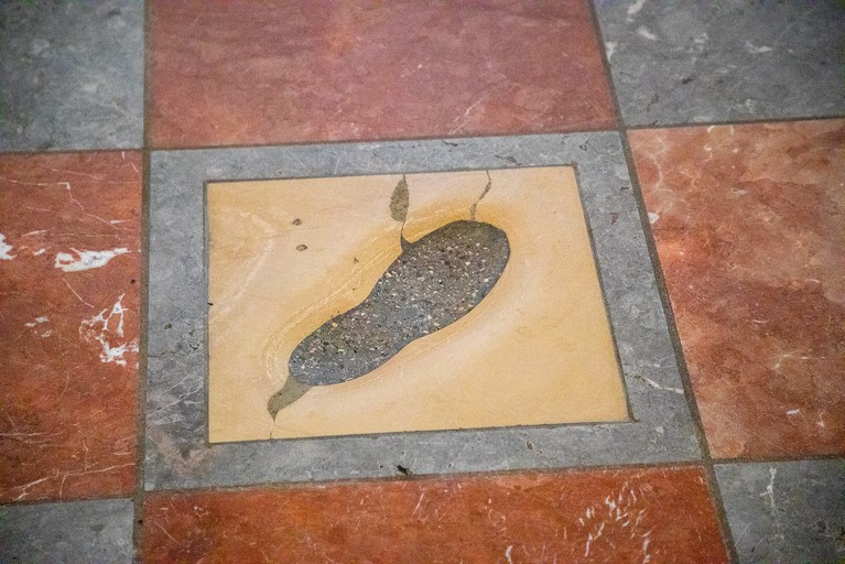 След дьяволов внутри Фрауенкирхе (Кафедральный собор Богоматери) 1 След дьяволов внутри Фрауенкирхе (Кафедральный собор Богоматери)