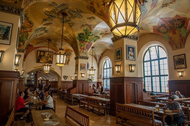 Внутри Хофбройхаус в Мюнхен 1 Внутри Хофбройхаус в Мюнхен