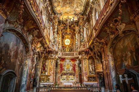 В дождливый день в Европе можно увидеть интерьер церкви Асам 1 В дождливый день в Европе можно увидеть интерьер церкви Асам