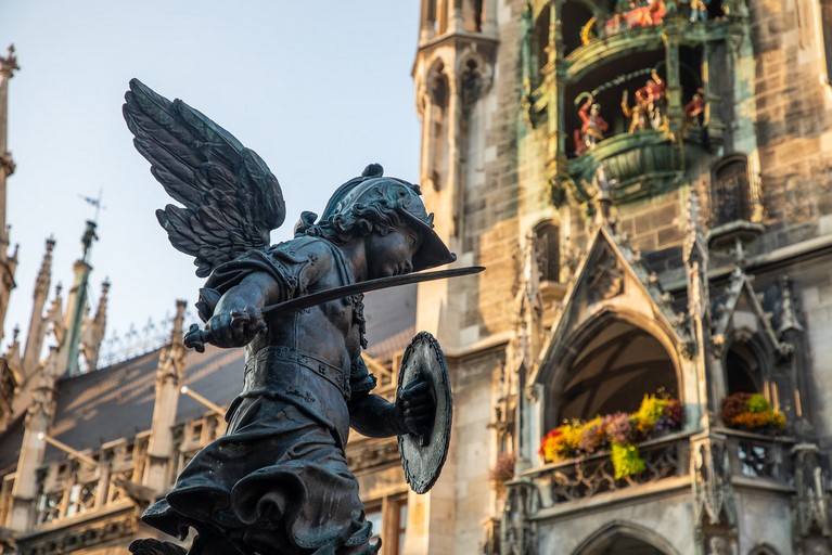 Смотрю на глокеншпиль из мюнхенской Мариенплац 1 Смотрю на глокеншпиль из мюнхенской Мариенплац