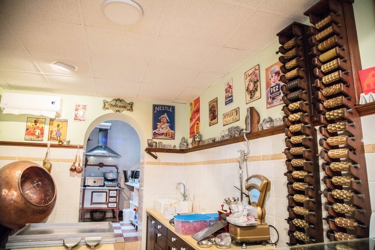 Интерьер традиционной кондитерской в Бернкастеле 1 Интерьер традиционной кондитерской в Бернкастеле