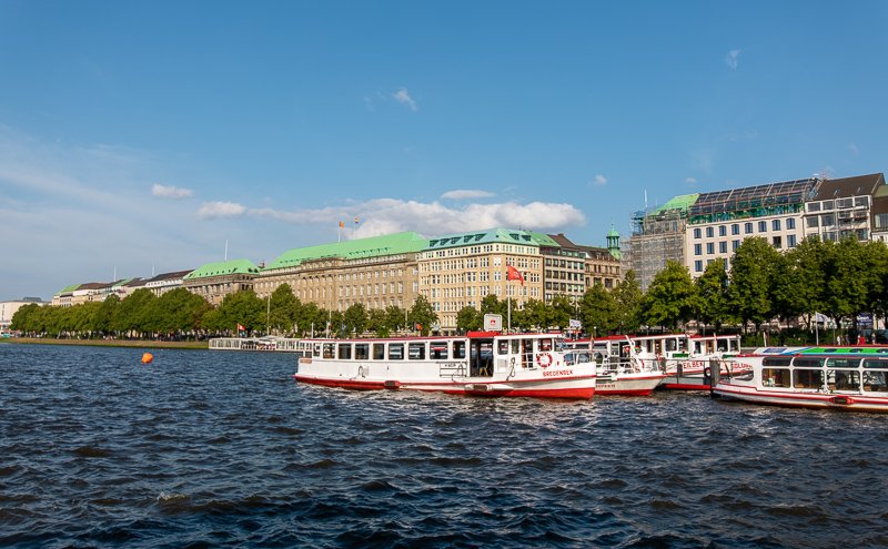 Юнгфернштиг на озере Бинненальстер очень живописен. 1 Юнгфернштиг на озере Бинненальстер очень живописен.