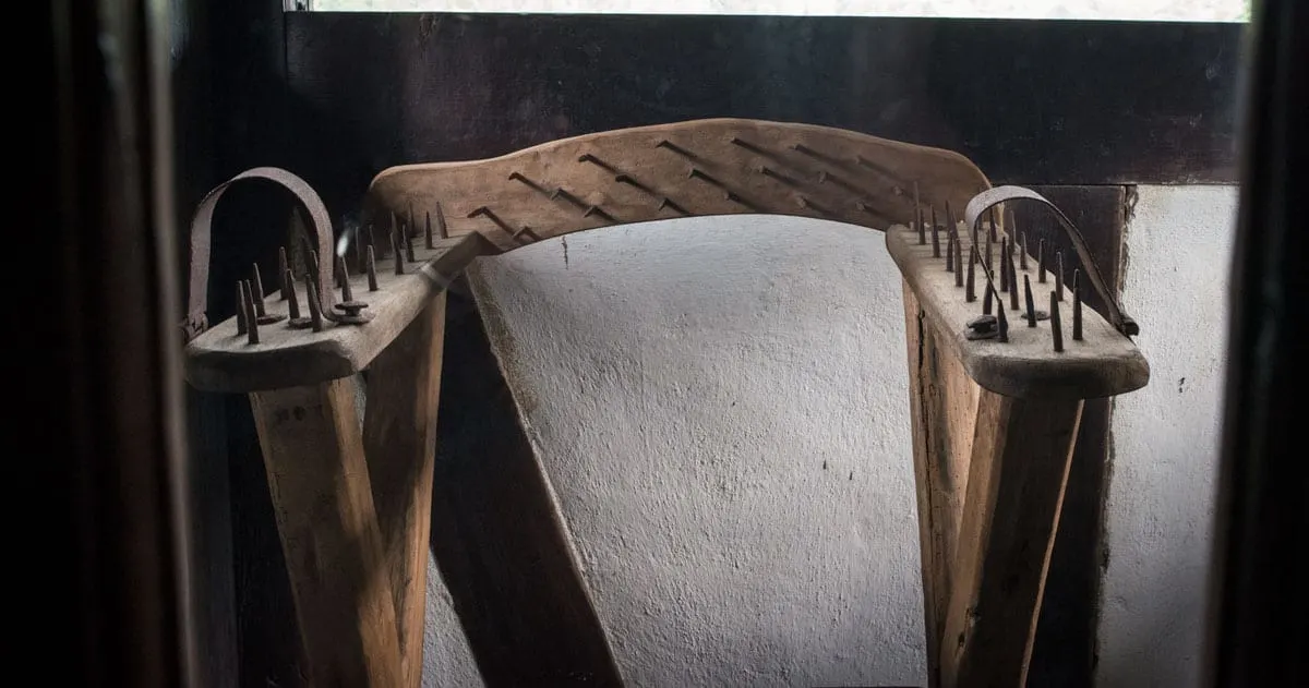 Гвозди, торчащие из подлокотников кресла для пыток в замке дракулы, румыния, что посмотреть и чем заняться в румынии 1 Гвозди, торчащие из подлокотников кресла для пыток в замке дракулы, румыния, что посмотреть и чем заняться в румынии