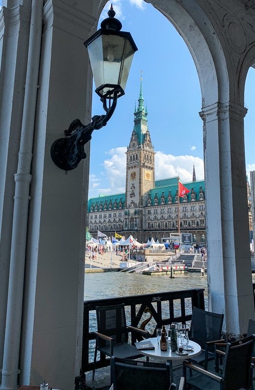 Из этого летнего кафе открывается прекрасный вид на Ратушу. 1 Из этого летнего кафе открывается прекрасный вид на Ратушу.