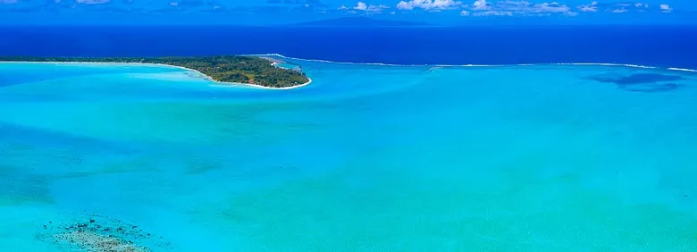 Интересно видеть разные цвета воды внутри и снаружи лагуны.