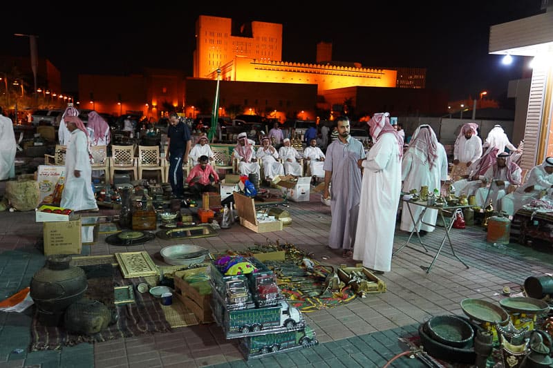 Местные арабы на аукционе. 11 Местные арабы на аукционе.