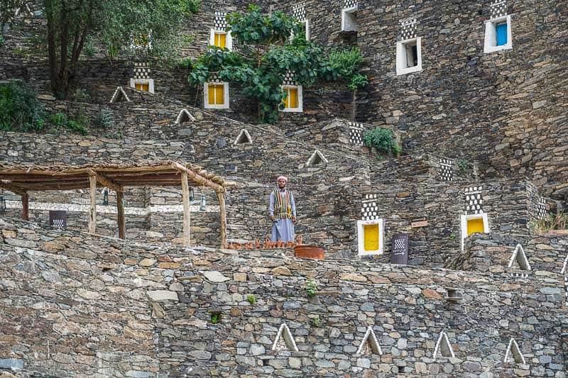 Главная площадь в деревне, обратите внимание на местных в середине фото. Главная площадь в деревне, обратите внимание на местных в середине фото.