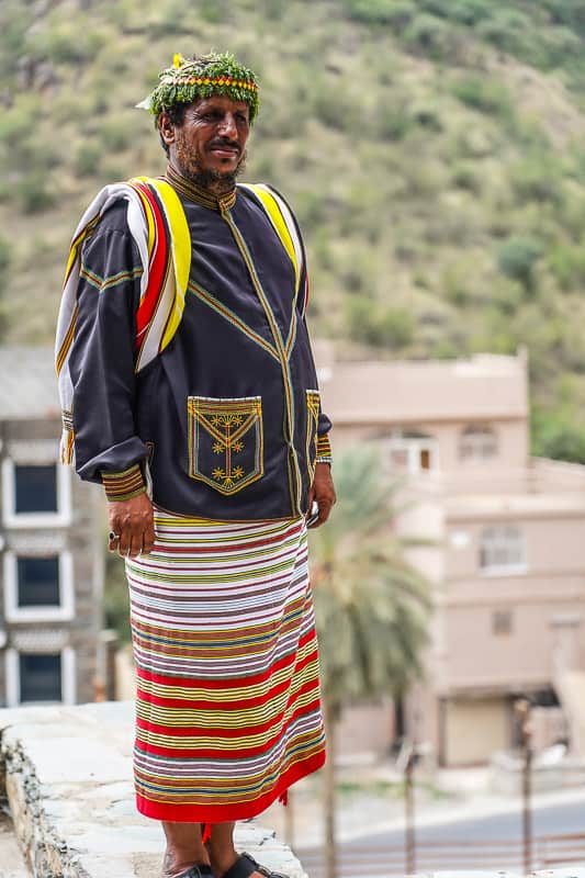 Местный житель в Риджал-Амаа, одетый в цветочное украшение на голове. Местный житель в Риджал-Амаа, одетый в цветочное украшение на голове.