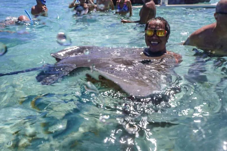 Лагуна известна тем, что здесь можно подержать скатов. 1 Лагуна известна тем, что здесь можно подержать скатов.