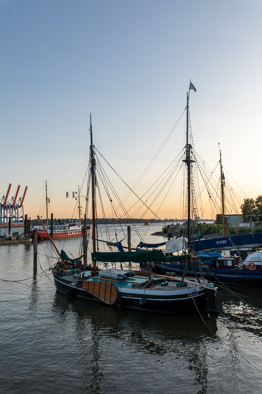 На пароме до Эльбстранда вы встретите множество лодок, контейнеровозов и кранов. 1 На пароме до Эльбстранда Гамбург