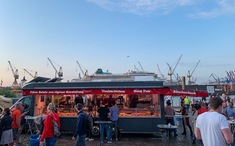 Посещение рыбного рынка - одна из лучших вещей, которые нужно увидеть и сделать в Гамбурге. 1 Посещение рыбного рынка - одна из лучших вещей, которые нужно увидеть и сделать Гамбург