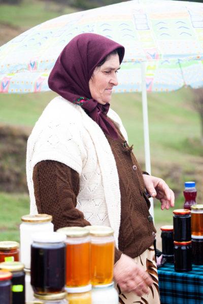 Болгарская еда. 1 Эта леди и ее подруга шли по довольно пустынной дороге, Болгарская еда.