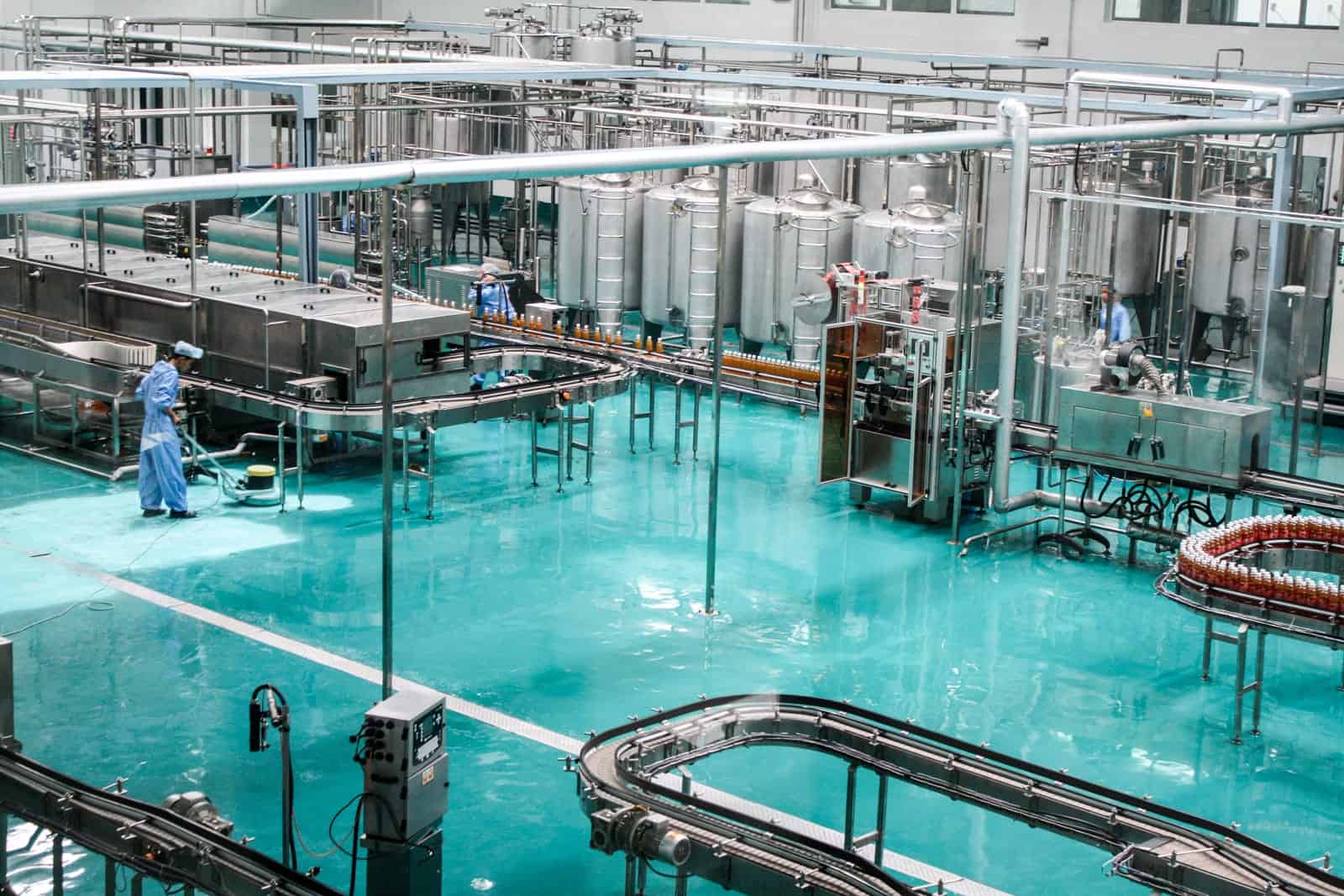 Туристы посещают яблочную фабрику в рамках тура по Северной Корее 1 Туристы посещают яблочную фабрику в рамках тура по Северной Корее