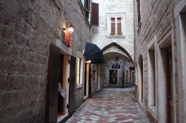 Улица в старом городе Котор 111 Улица в старом городе Котор