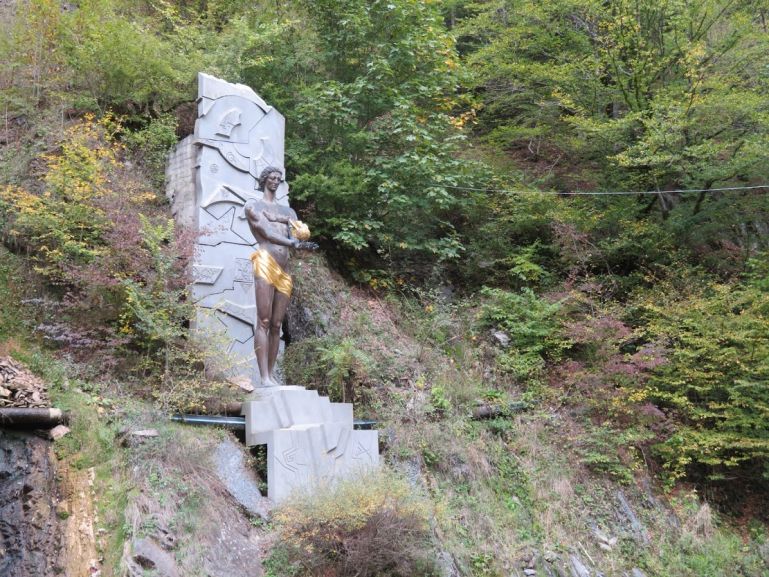 Статуя Прометея в центральном парке Боржоми 1111 Статуя Прометея в центральном парке Боржоми