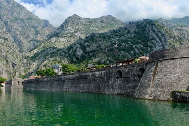 Городские стены Котора, поддерживаемые Динарскими Альпами 111 Городские стены Котор , поддерживаемые Динарскими Альпами