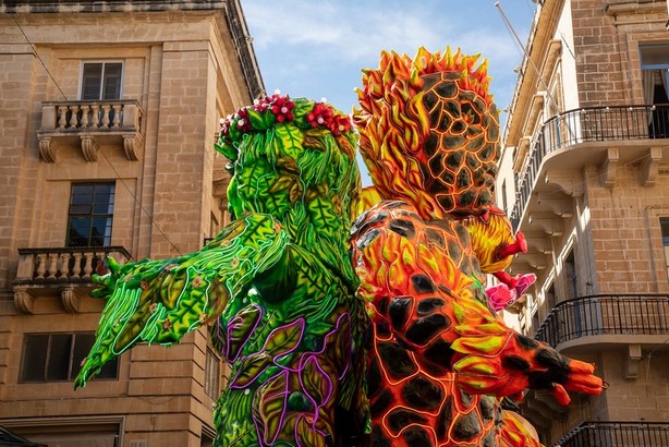 Карнавальный поплавок сжимает свой путь по узким улочкам Валлетты 11 Карнавальный поплавок сжимает свой путь по узким улочкам Валлетты