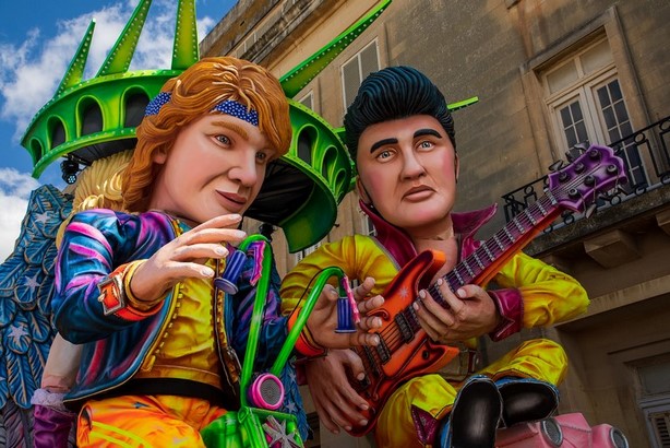 Элвис Пресли и Джон Бон Джови на карнавальном поплавке 1111 Элвис Пресли и Джон Бон Джови на карнавальном поплавке