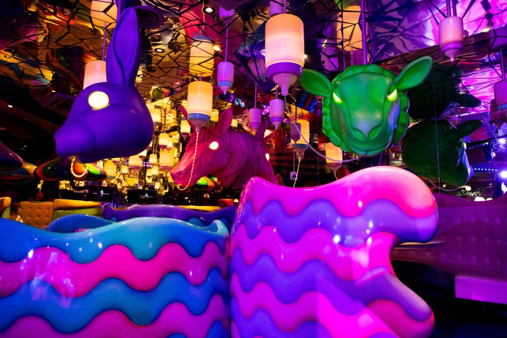 У Milk Stand есть животные и детские бутылочки с молоком. 1 У Milk Stand есть животные и детские бутылочки с молоком. Так весело.