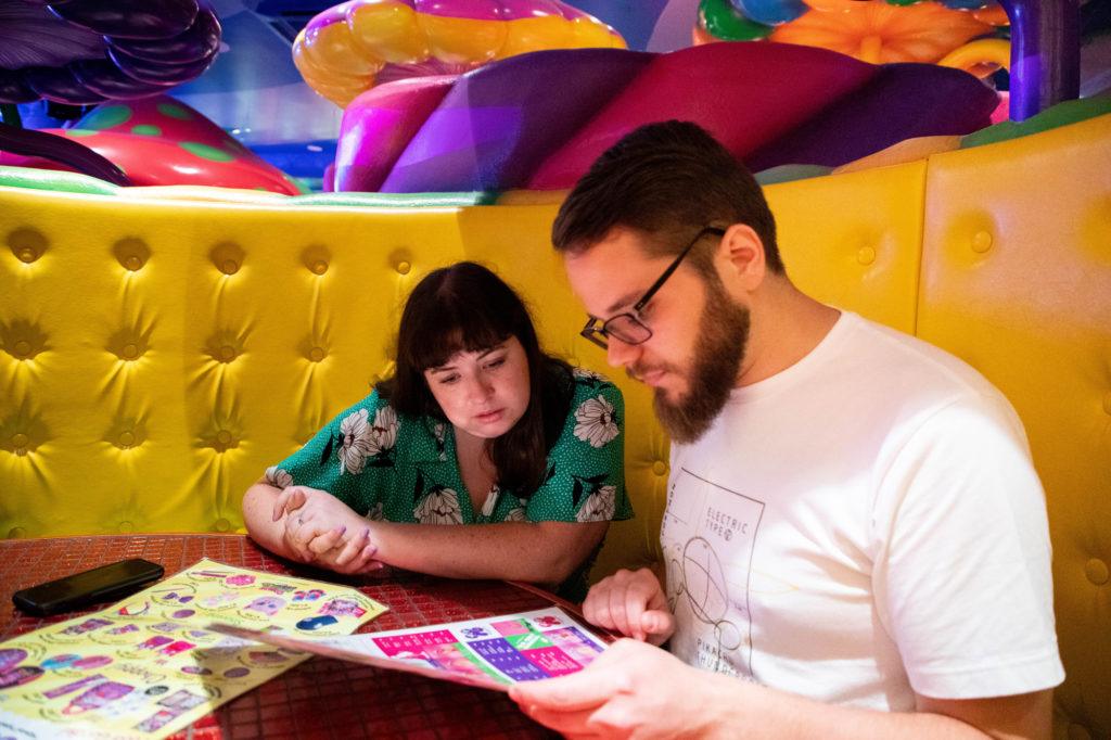 Ознакомьтесь с меню и магазинами, предлагаемыми в кафе Kawaii Monster. 1 Ознакомьтесь с меню и магазинами, предлагаемыми в кафе Kawaii Monster