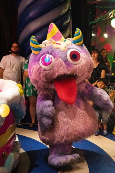 Персонаж-монстр приходит к полному удовольствию всех детей в аудитории. 1 Персонаж-монстр Kawaii Monster Cafe Tokyo