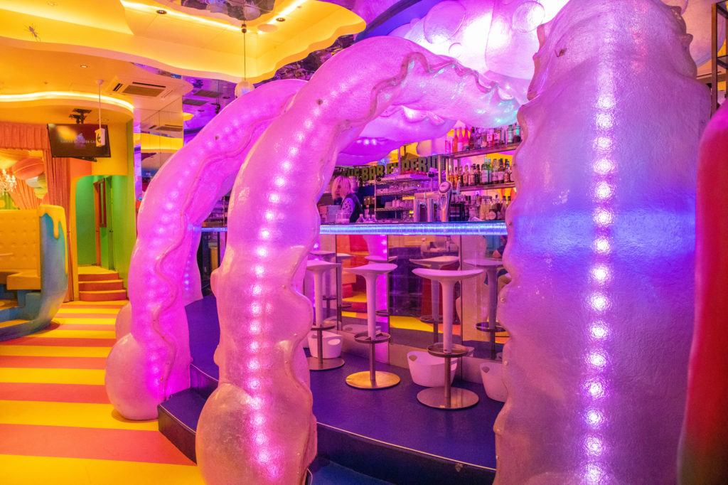 Бар Эксперимент. «Ребра» меняют цвет. Это очень научно! 1 Бар Эксперимент. Kawaii Monster Cafe Tokyo