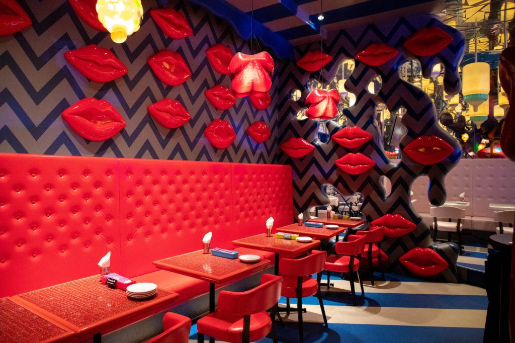 Мел-Чайная. Множество поцелуевших губ на стене. 1 Мел-Чайная. Множество поцелуевших губ на стене.