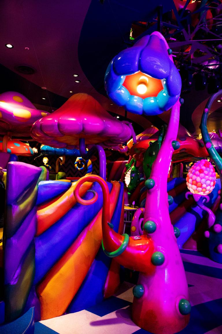 Крупные живые цветы и грибы создают в кафе великолепные фонари. 1 Крупные живые цветы и грибы Kawaii Monster Cafe Tokyo