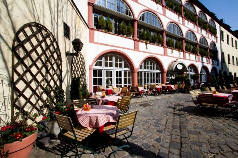 Красивая площадь настроена на обед в солнечный весенний день. Регенсбург 1 Красивая площадь настроена на обед в солнечный весенний день. Регенсбург