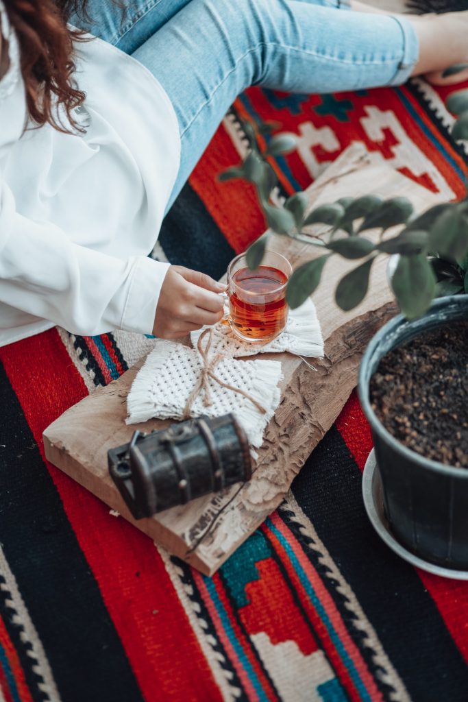 Девушка пьет чай и наслаждается Иран 1 Девушка пьет чай и наслаждается Иран