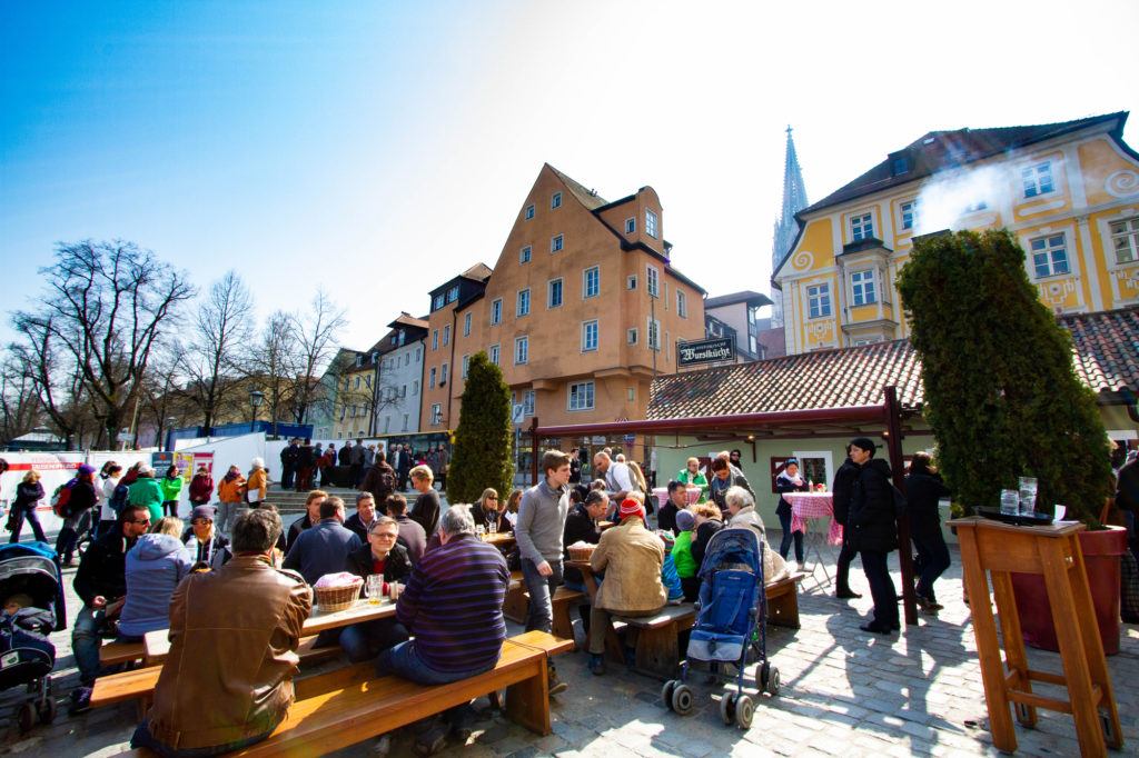 Посетители наслаждаются знаменитыми колбасками Вурсткухля. 1 Посетители наслаждаются знаменитыми колбасками Вурсткухля.