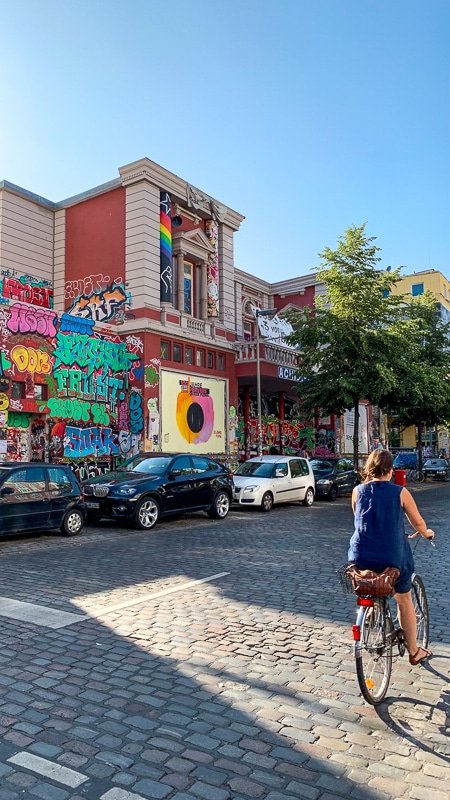 Rote Flore - это бывший театр, ставший культурным центром, который был сквотирован с 1989 года, чтобы противостоять облагораживанию района. 1 Rote Flore - это бывший театр, ставший культурным центром, который был сквотирован с 1989 года, чтобы противостоять облагораживанию района.