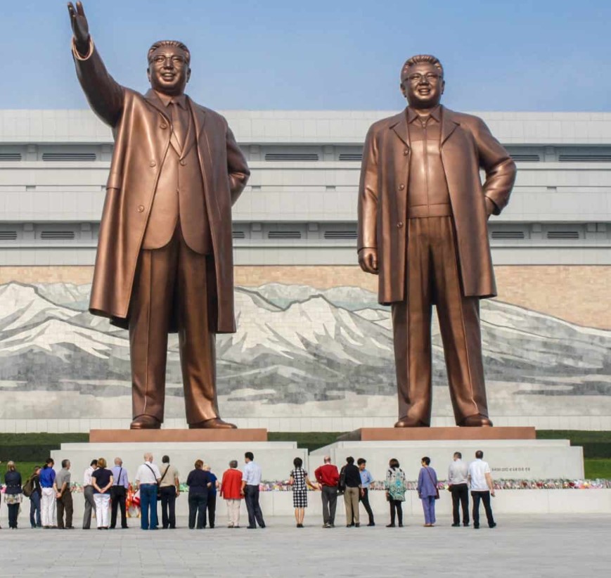 Турист со статуей Ким Ир Сена и Ким Чен Ира в Северной Корее 1 Турист со статуей Ким Ир Сена и Ким Чен Ира в Северной Корее