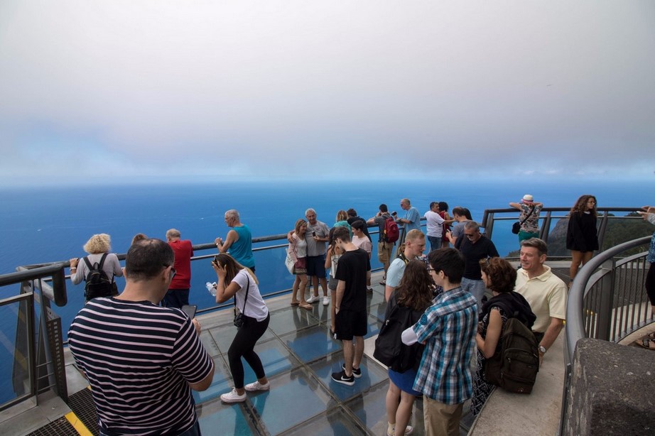 туристы собрались на стеклянной платформе с видом на море Кабо Жирао Мадейра 1 туристы собрались на стеклянной платформе с видом на море Кабо Жирао Мадейра