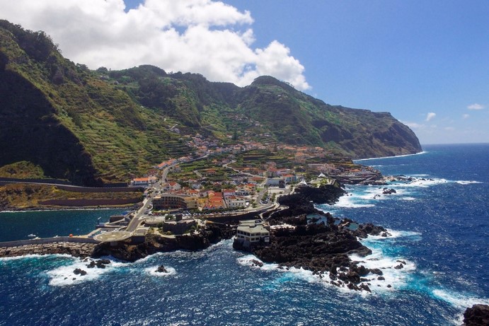 природные-вулканические-бассейны-у-моря-против-зеленых-горных-скал-в-Порто-Монис Мадейра 1 природные-вулканические-бассейны-у-моря-против-зеленых-горных-скал-в-Порто-Монис Мадейра