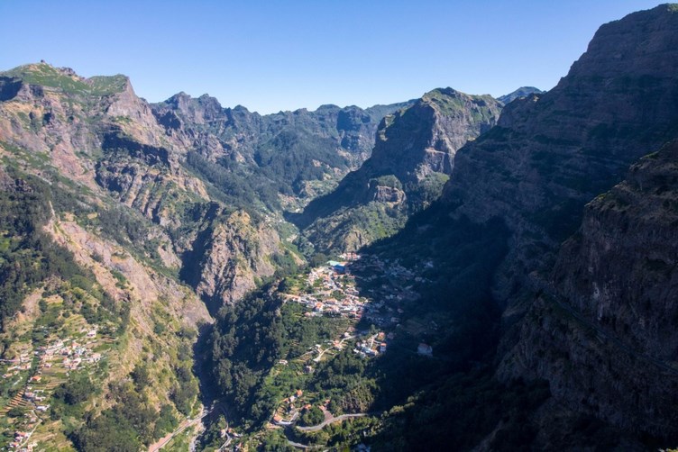 горы, смотрящие вниз, на долину, заполненную зданиями с оранжевыми крышами, долина монахинь 1 горы, смотрящие вниз, на долину, заполненную зданиями с оранжевыми крышами, долина монахинь