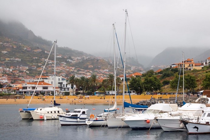 лодки-на-воде-у-гавани-за-машинкой-деревней-в-горах-в-туманный-день Мадейра 1 лодки-на-воде-у-гавани-за-машинкой-деревней-в-горах-в-туманный-день Мадейра