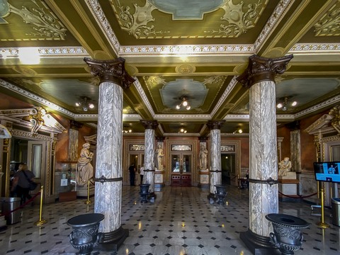 Посетите кофейню в Национальном театре  Посетите кофейню в Национальном театре