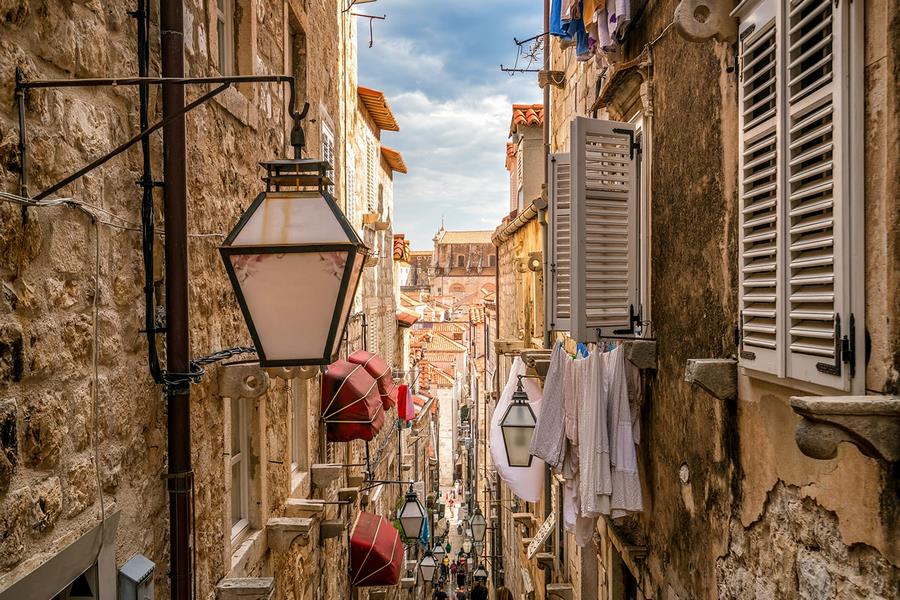 Знаменитая узкая аллея старого города Дубровник 111 Знаменитая узкая аллея старого города Дубровник